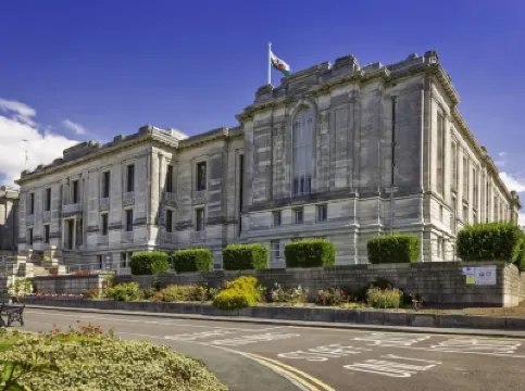 Gwesty Guest House Hotel di 