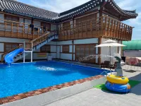 Gyeongju N Hanok Pension - piscina
