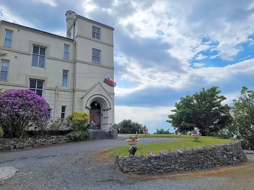 Tyr Graig Castle Hotels in Llangelynin