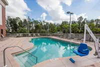Days Inn & Suites by Wyndham Fort Myers Near JetBlue Park - Swimmingpools
