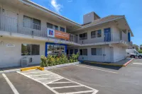 Motel 6 Jurupa Valley, CA - Riverside West Отели в г. Джурупа Вэлли