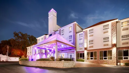 Best Western Plus Sandusky Hotel  Suites - parking