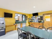 Super 8 by Wyndham Greensboro/Coliseum/Conv. Hotels near Greensboro Coliseum