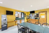 Super 8 by Wyndham Greensboro/Coliseum/Conv.