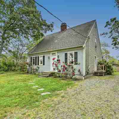 Walk to Beach and Main Street Hyannis Cottage Others
