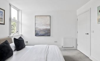 Luxurious 2 Bedroom Apartment with Free Parking