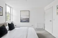 Luxurious 2 Bedroom Apartment with Free Parking