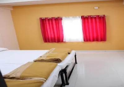 Shree Radha Govind Bhakt Niwas Hotels near Kaikadi Maharaj Mandir Pandharpur