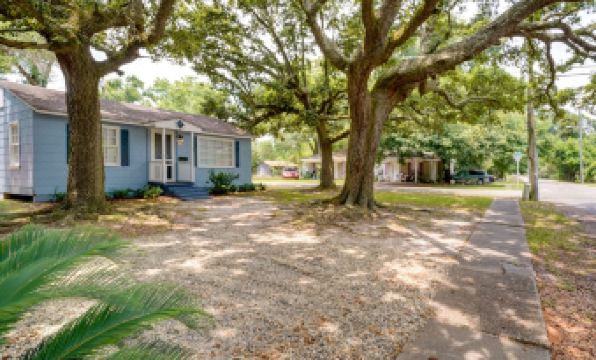Cozy 3 Oaks Cottage in Gulfport Close to Beach! - Housity