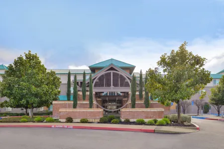 Holiday Inn Express & Suites Elk Grove Central - Hwy 99 Отели рядом с достопримечательностью «Парк Вельма & Лестер Кинг»