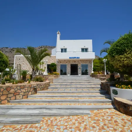 Pefkos Beach Studios & Apartments Отели рядом с достопримечательностью «Пляж Агиос-Павлос»