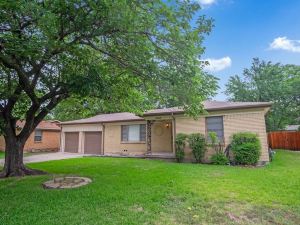 The Harmony Designer Home in Central DFW 4 Bedroom Home by Redawning