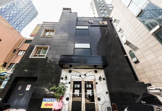 신사 짝 근처 먹자골목 거리 풍경