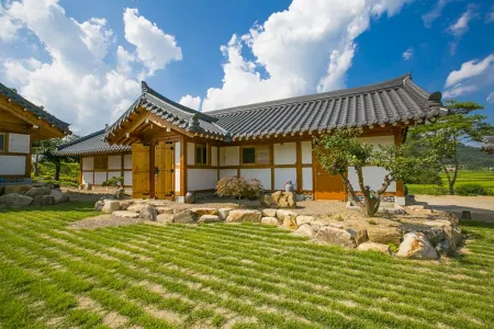 Sangju Pine and Ocher House Pension Отели в г. Санджу