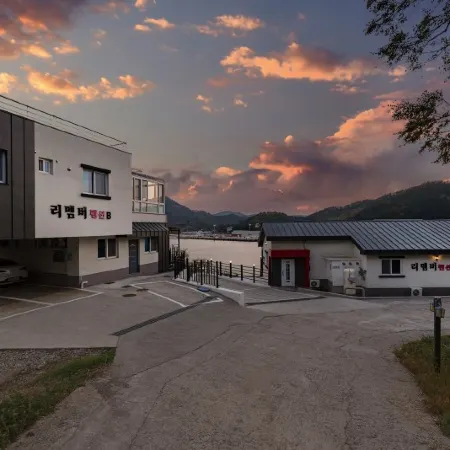 Geoje Island Remember Pension Отели рядом с достопримечательностью «Тематический бамбуковый парк «Мэнджонджук»»