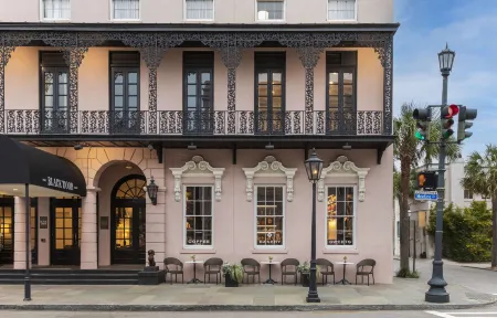 Mills House Charleston, Curio Collection by Hilton Отели рядом с достопримечательностью «Historic Charleston Foundation»