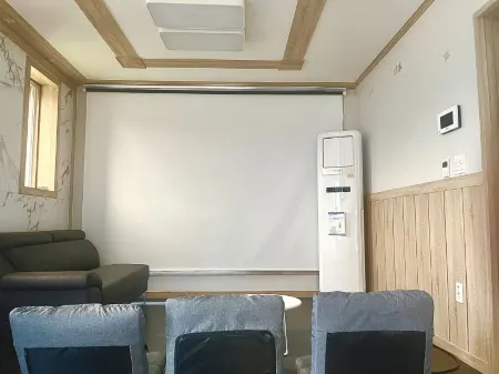 Geoje Island Pure Village Pension Отели рядом с достопримечательностью «Коджедо»