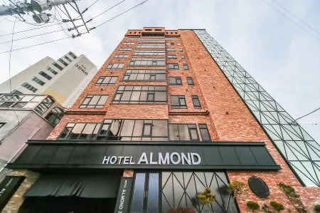 Changwon Jinhae Almond Hotel Отели рядом с достопримечательностью «Yeojwacheon Stream»