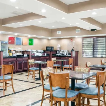 Comfort Suites Topeka Northwest