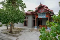 RedDoorz @ Wangi-Wangi Island Wakatobi Hotels near Tukangbesi Islands