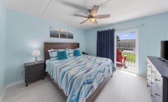 Modern Retreat, Block to Beach w Pool & Balcony