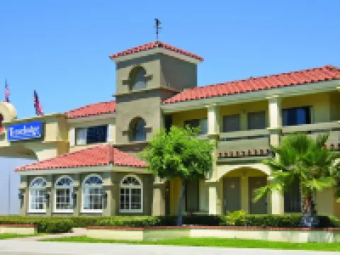 Travelodge by Wyndham Costa Mesa Newport Beach Hacienda Hotels in Costa Mesa