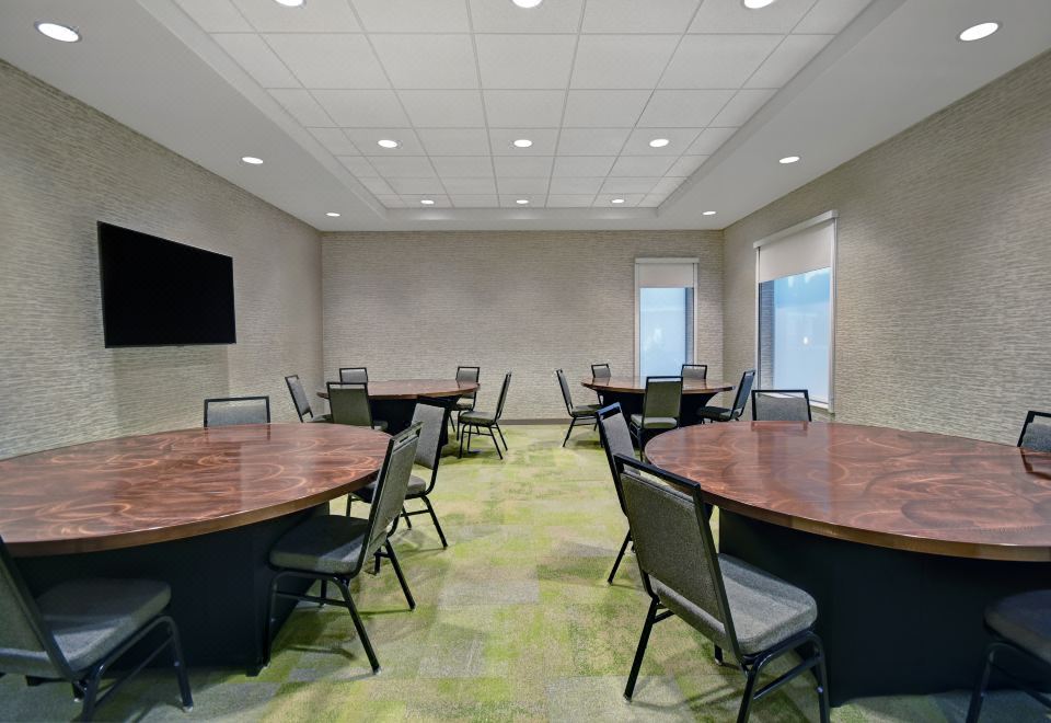 [이미지: Home2 Suites by Hilton 넓은 객실]