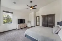 Scenic Golf Retreat With Modern Comforts & Fireplace 4 Bedroom Townhouse Hotel a Show Low