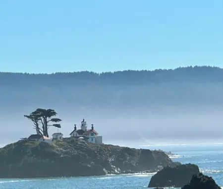 Family friendly coastal house.  Pet Friendly, Big screen tv's in every room!