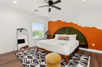 Pool-MovieTheater-KING BED & 5 minutes from the Alamodome & Riverwalk