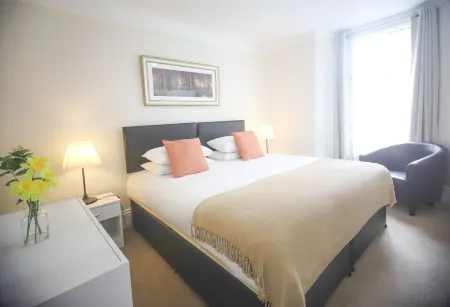 A 6 bedroom property, 2 minute walk to the sea front, beach and restaurants.