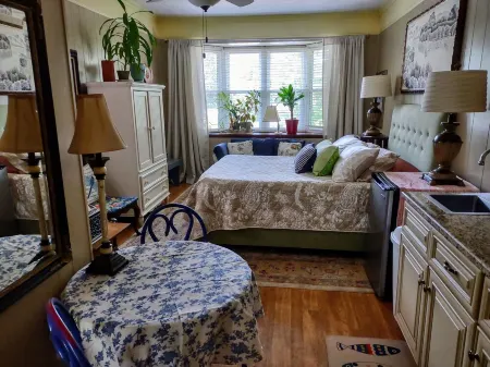 Studio ESCAPE Cozy CLOSE-IN Kitchen Pool Work-Space