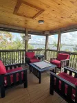 Catch n' Relax: 3BR/2BA Secluded Retreat with Private Dock & Beach Access.