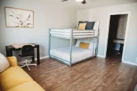 Comfy Casita, centrally located, pool, game room, sleeps 10!