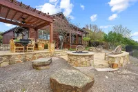 Lake Travis Luxury 5bd/3bath Cabin Hollows Resort