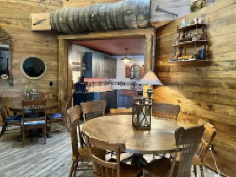 Cedar Bluff Hobbit House - Lake View, 3 private gated acres