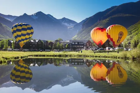 Owl Meadows LUX 3BR/3.5Bth Views, deck, fp; Walk to town, grocery EVERYWHERE