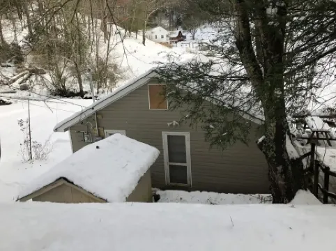 Cozy Creekside Cottage with Skiing & Hiking Nearby