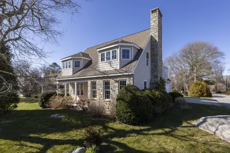 10 minute walk to beautiful Central Beach Quonochontaug