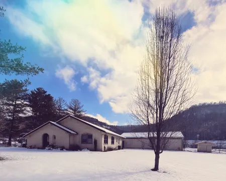 Morning View Ranch- Red River Gorge- Indoor Pool open March-Nov. Pet friendly.