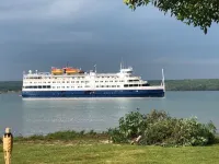 Freighters in front yard!  Private Sandy Beach - Large Deck - Best View on River
