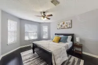 Cozy Pearland Getaway Home! Large backyard w/patio! 5 STAR REVIEWS.