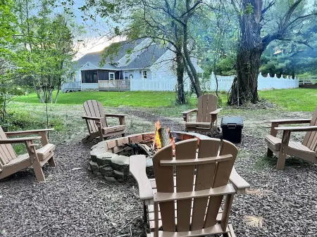 Pondview Paradise, Cozy home with pool and pond on 8 acres