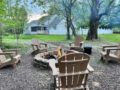 Pondview Paradise, Cozy home with pool and pond on 8 acres