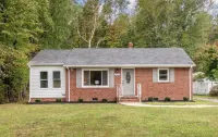 Charming 3-bedroom house with AC and WiFi in enchanting Petersburg.
