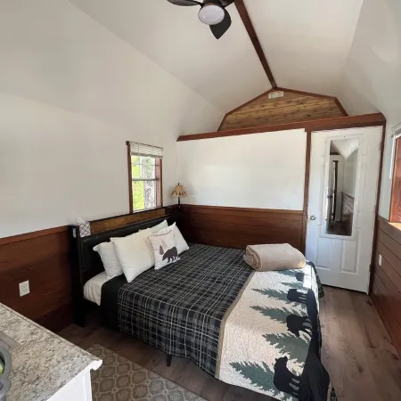 Casita 2, Tiny Home in Wood Area, 1 Mile From Glacier Entrance- 2 Guests