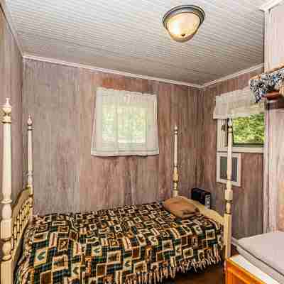 Lakefront Cottage with Gorgeous Sunsets Rooms