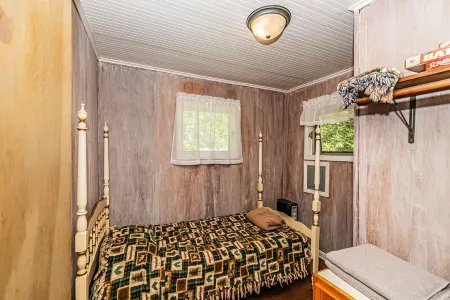 Lakefront Cottage with Gorgeous Sunsets