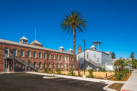 Hampton Inn Petaluma Отели рядом с достопримечательностью «Oli Gallery Guerneville»