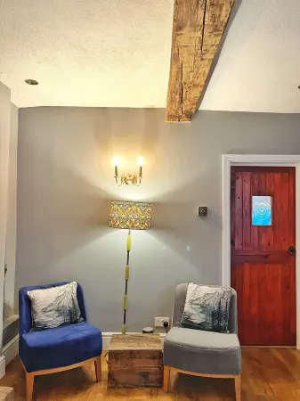 Historic cosy Old Town cottage-parking, garden, 2-min walk to beach Отели рядом с достопримечательностью «Shell Grotto»